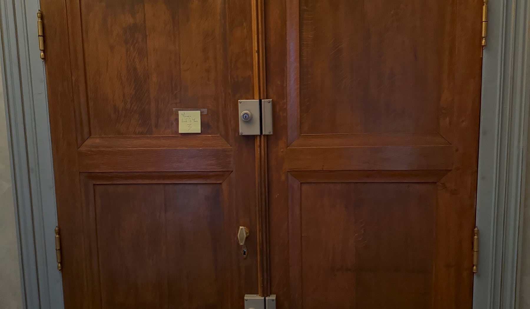 Porte d’entrée en bois — demandez votre devis serrurerie à M2S